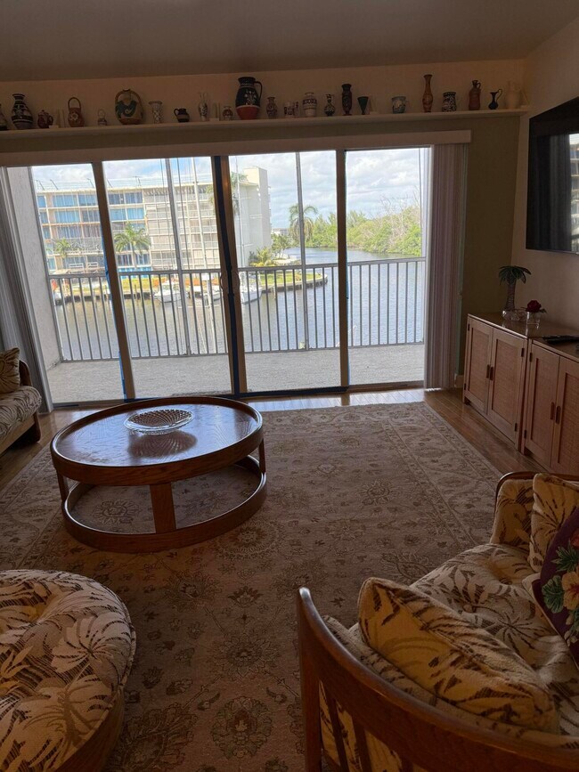 Building Photo - 1537 E Hillsboro Blvd