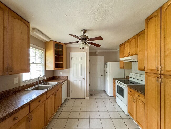 Building Photo - Charming 3 Bed 2 Bath Fayetteville Home with Fenced Yard