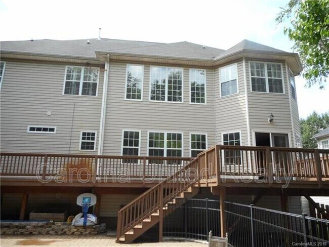 Building Photo - 11017 Valley Spring Dr