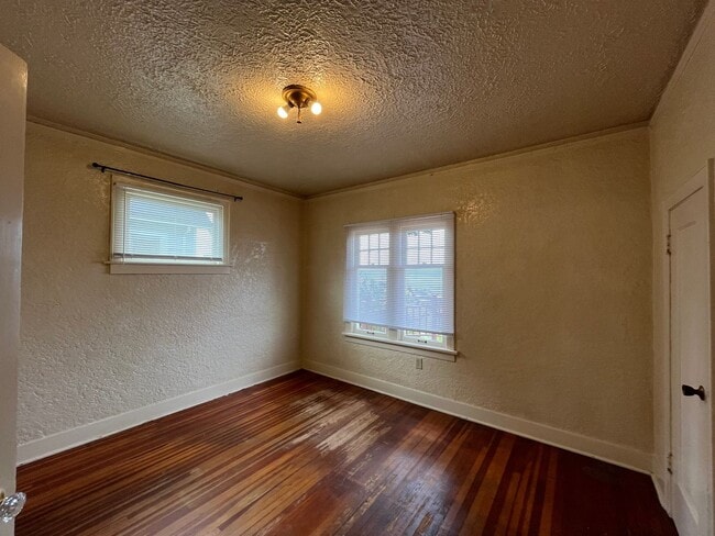 Building Photo - Charming Home On South Hill