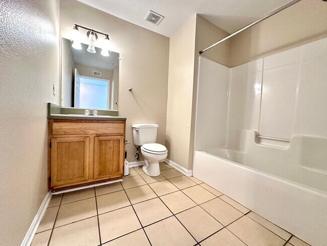 Building Photo - Spacious 2B/2B Unfurnished Condo near Beac...