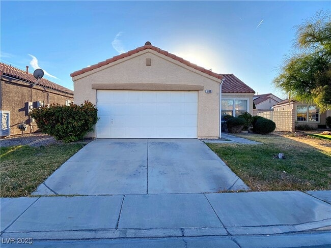 Primary Photo - 1037 Cedar Pines St