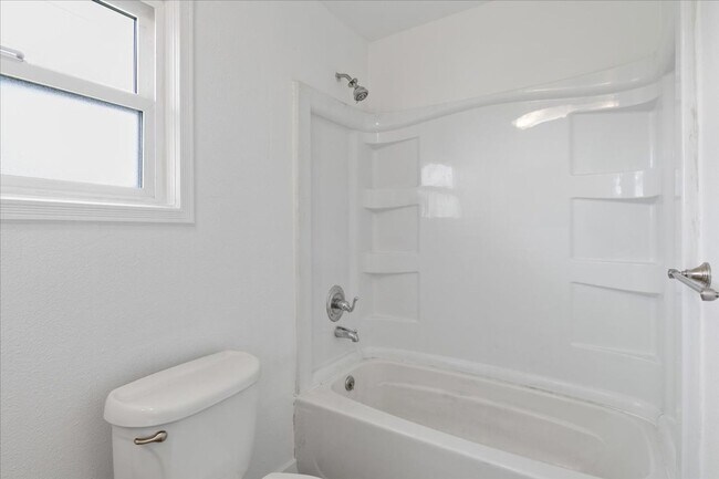 Building Photo - 704 SW 16th Ave
