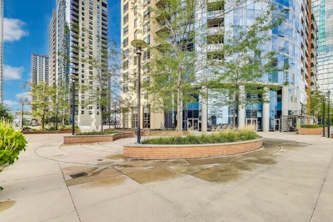 Building Photo - 420 E Waterside Dr