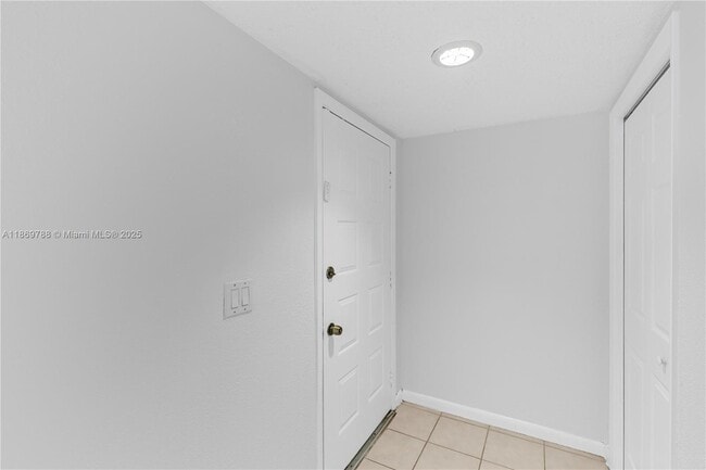 Building Photo - 301 Lakeview Dr