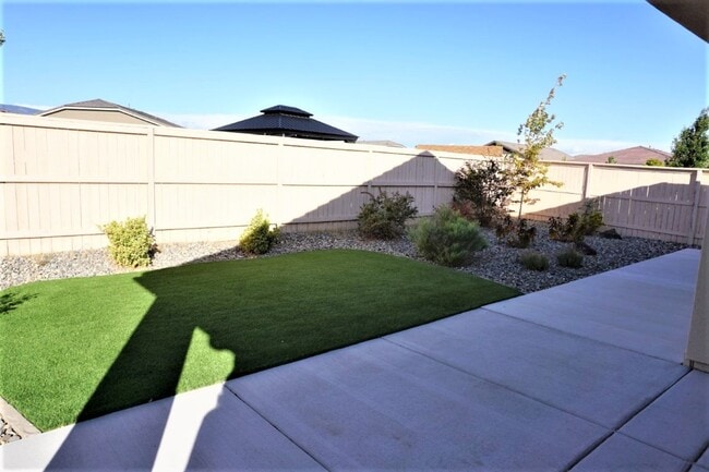 Building Photo - Like new in Damonte Ranch area!