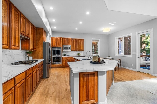 Building Photo - Luxury 4 bed 4 bath home in Lakemont, Bellevue