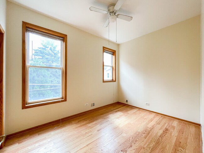 Building Photo - 1613 W Berwyn Ave