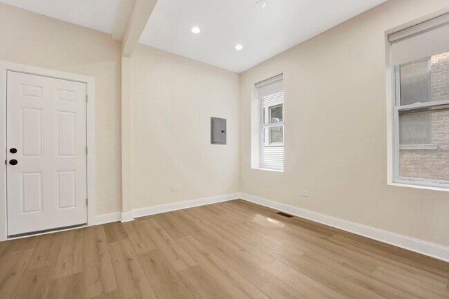 Building Photo - 2021 W Shakespeare Ave