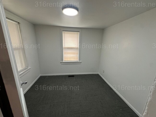Building Photo - $1095- 3 bed 1 bath - Single Family Home