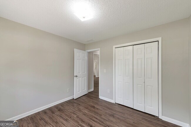Building Photo - 45 Mineral Springs Ln
