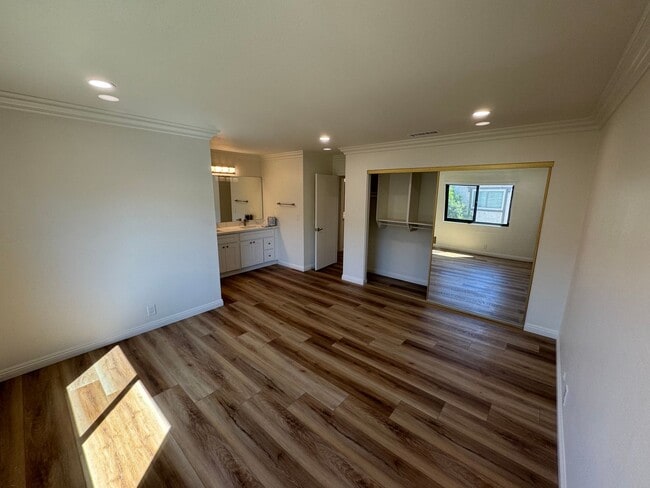 Building Photo - Beautifully Updated 2 Bed, 2 Bath Condo in...