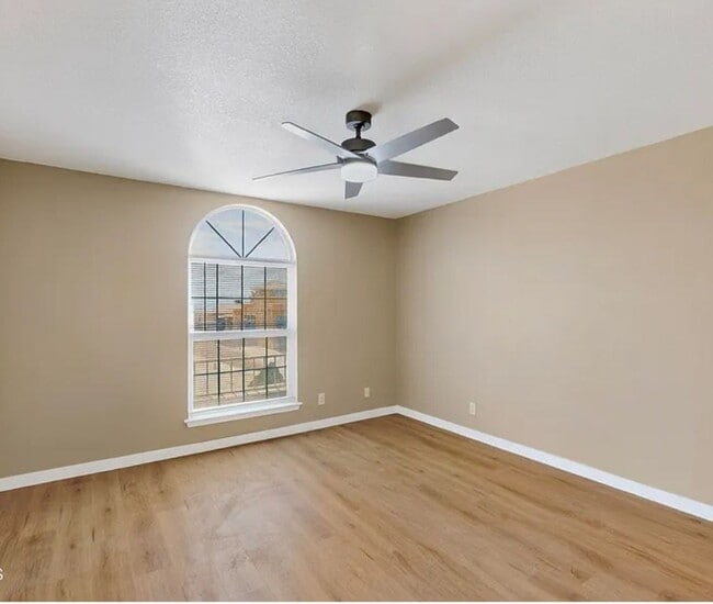 Building Photo - 4 BEDROOM 3 BATHROOM HOME! fully remodeled...