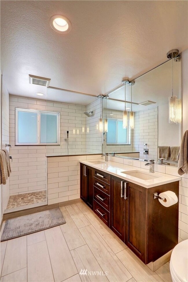 Building Photo - 4bd/2ba Edmonds Home