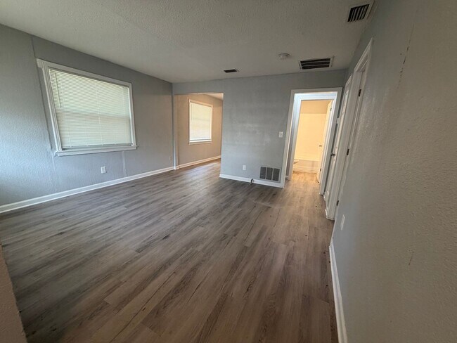 Building Photo - Welcome to St. Petersburg!!!