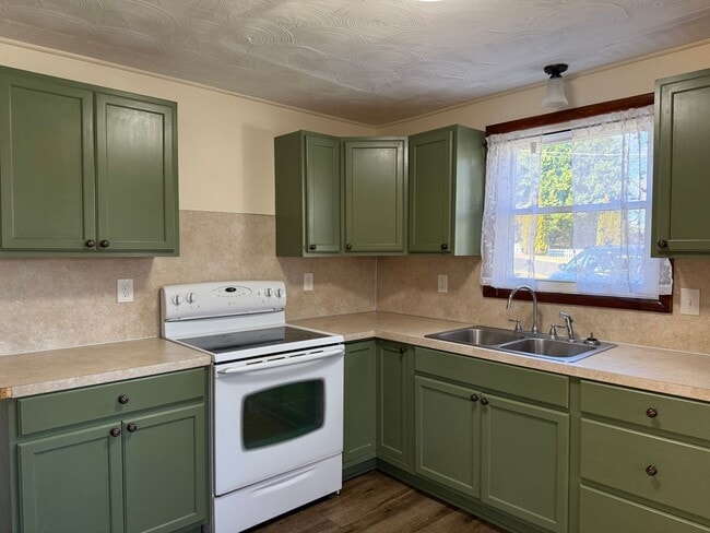 Building Photo - Must see 2 - bedroom, 1 -bath all brick home