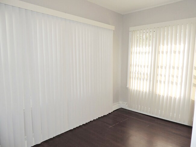Building Photo - Completely Renovated 5 Bedroom - 1.5 Bath ...