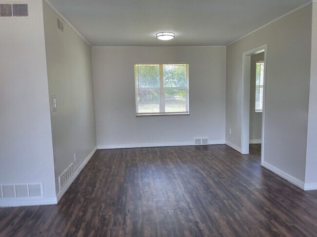 Building Photo - Cozy & Convenient Living in NE OKC with this 2-bedroom Home!