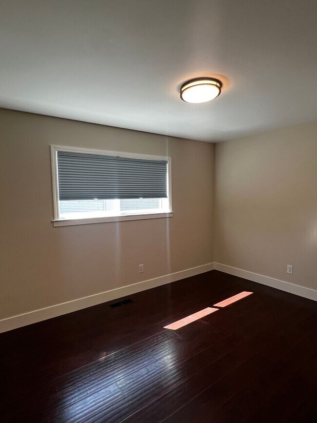 Building Photo - Remodeled Single Story 3 Bedroom/2 Bathroo...