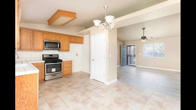 Building Photo - 325 Raven Ln