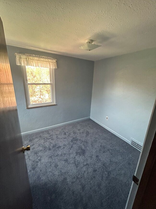 Building Photo - 3 BED 2 BATH SINGLE FAMILY HOME IN EUCLID!