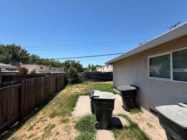 Building Photo - 5725 Woodleigh Dr