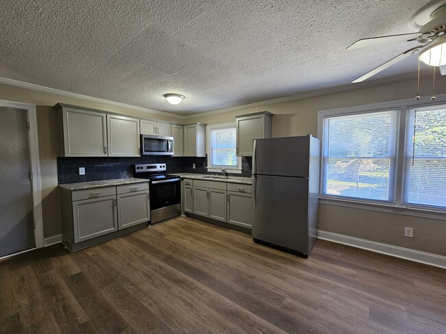 Building Photo - 718 E Maple Ave