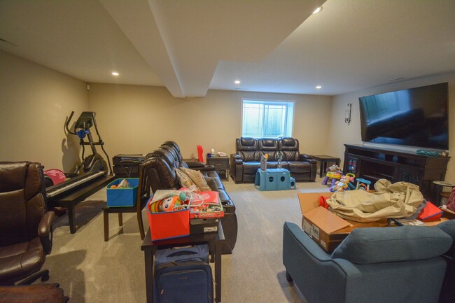 Building Photo - Beautiful, Modern, Updated, 4 Bed 3 Bath A...