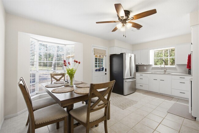 Building Photo - 10505 Champion Village Dr