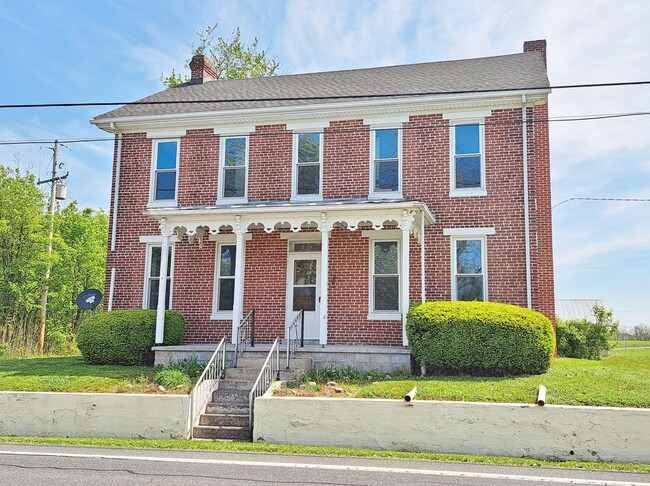 Primary Photo - 3 Bed / 1-1/2 Bath Single Family w/2 Car G...