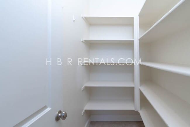 Building Photo - Spacious Elegance: 4-Bedroom with 3.5 Baths in Manteca