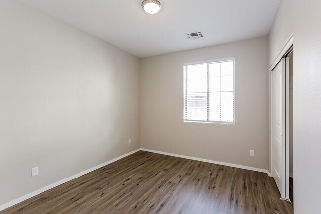 Building Photo - 1735 S Desert View Pl