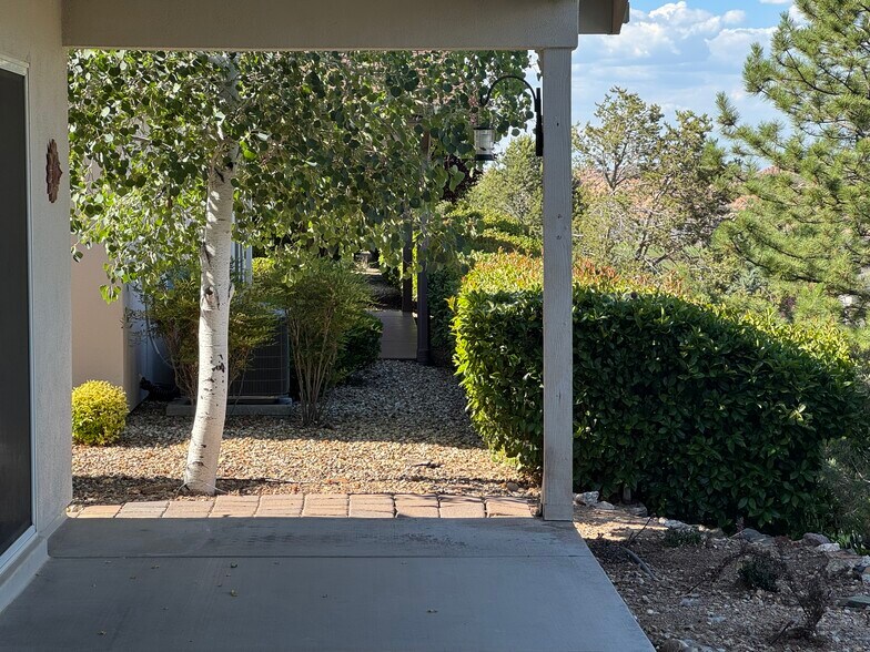 Nice outdoor space with hookup for gas BBQ - 1611 Addington Dr