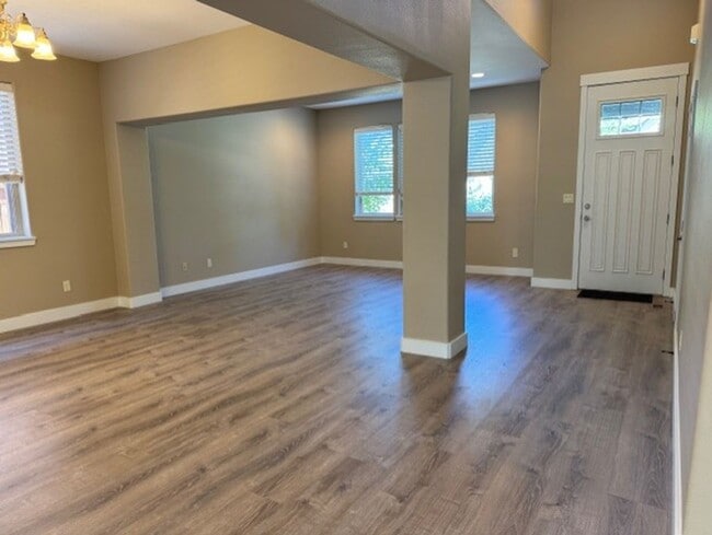 Building Photo - Large Home SW Bend