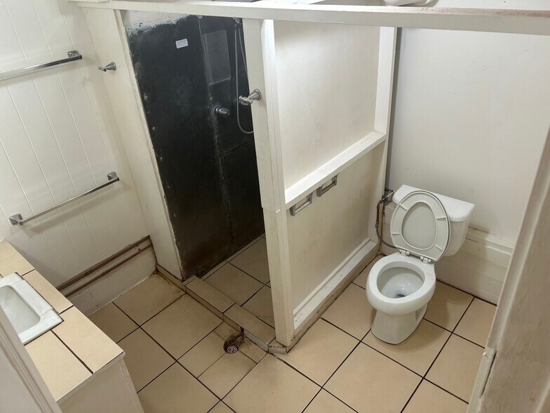 Building Photo - 1733 Hoe St