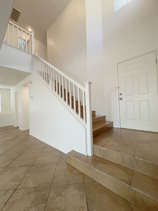 Building Photo - 3 Bed 2.5 Bath Single House near Rainbow 215