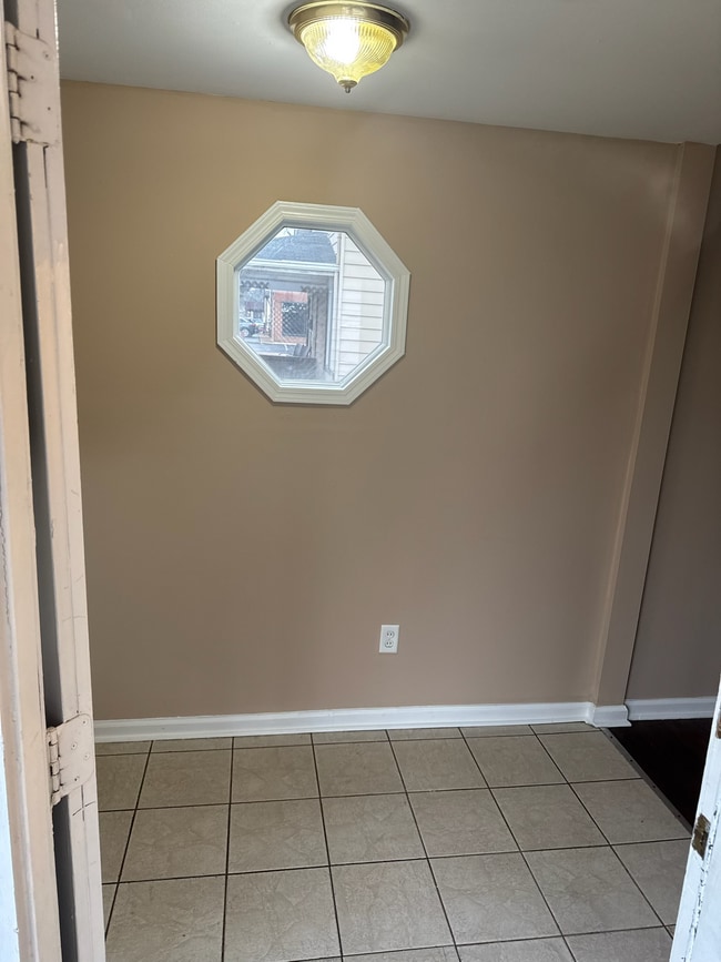 Building Photo - 1905 Sheffield St