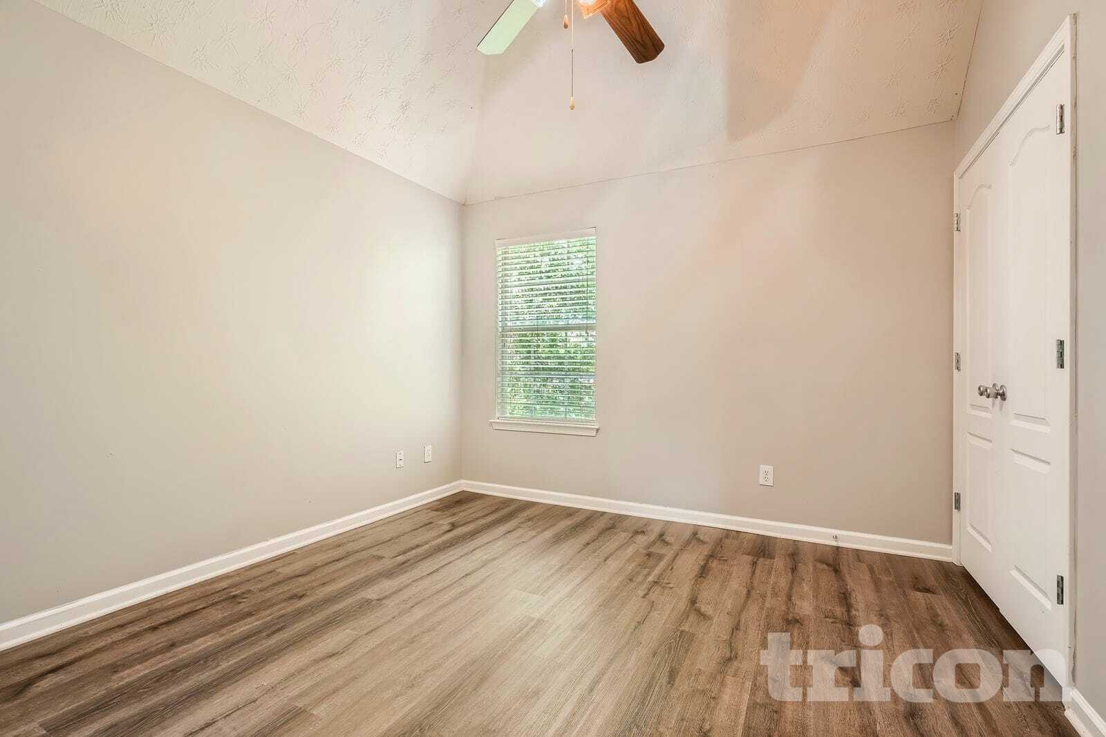 Building Photo - 552 Howell Dr