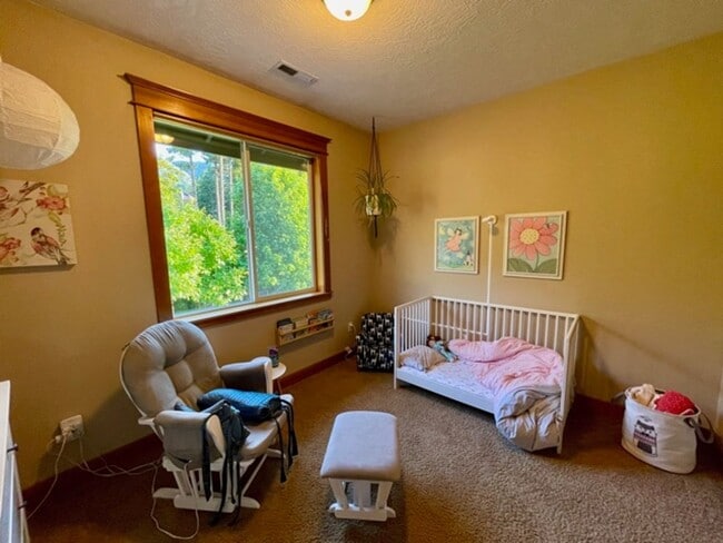 Building Photo - 4 Bedroom Home For Rent In Cascade Locks