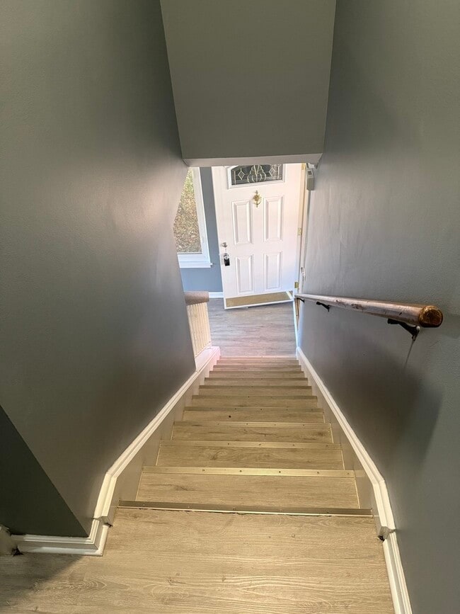 Building Photo - 1319 Kingsbury Dr