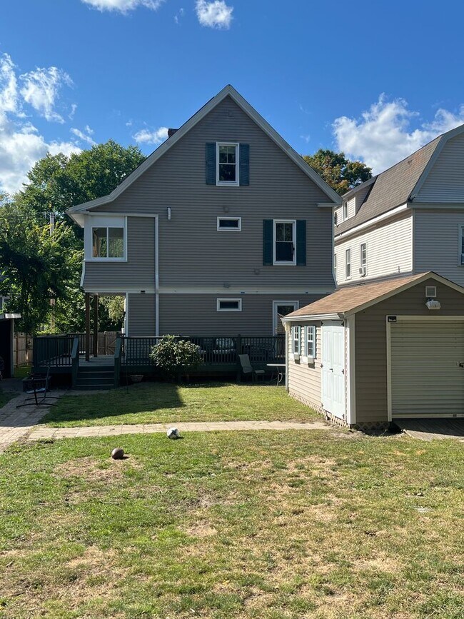 Building Photo - Large 3 bedroom 1 bathroom apartment North Andover