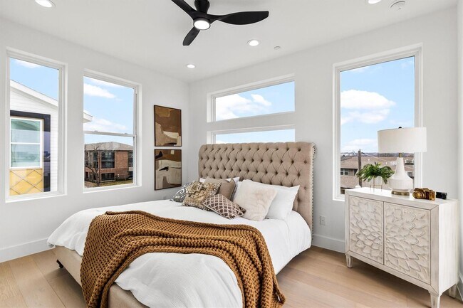 Building Photo - 815 E 5th St