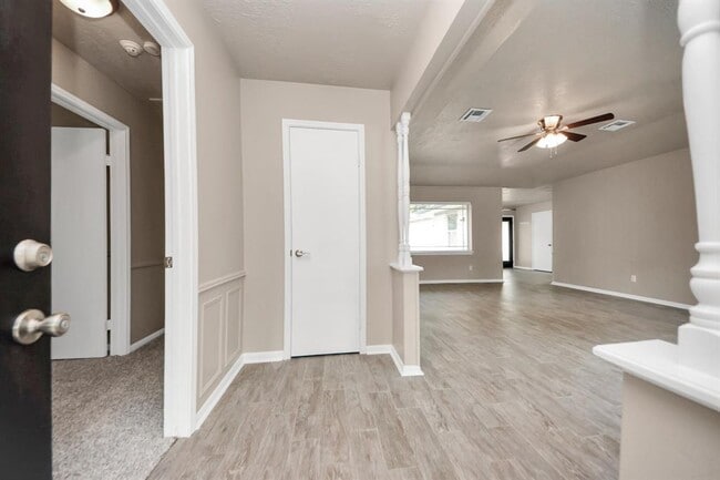 Building Photo - 23223 Canyon Lake Dr