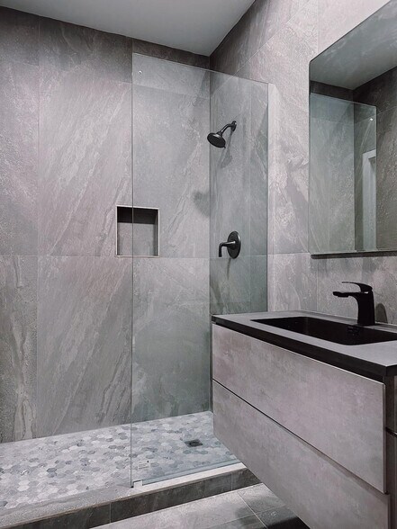 Building Photo - 854 W 13th Ave