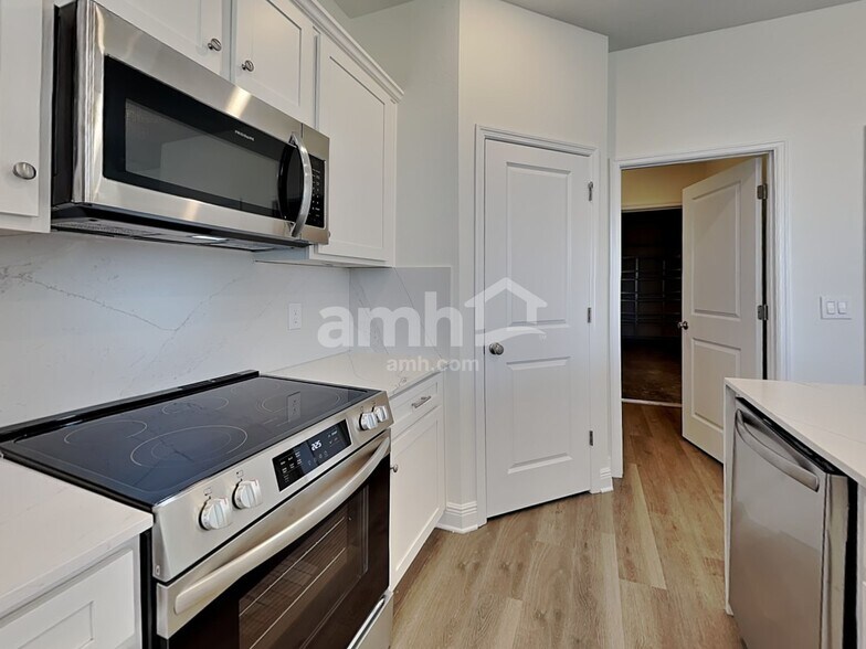 Building Photo - 5928 Sycamore Pl St