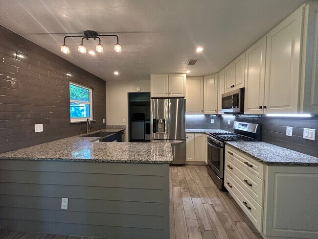 Building Photo - Dream home awaits: stunningly updated 3 be...