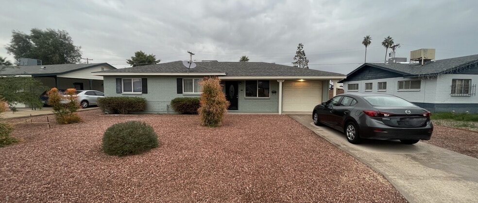 Front Yard & Garage - 2118 W Glenn Dr