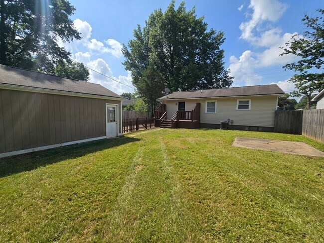 Building Photo - YOU CAN STOP YOUR SEARCH! Jeffersontown / Jtown Rental with 3 Bedrooms, 1 Full Baths, Ranch, 1 Ca...