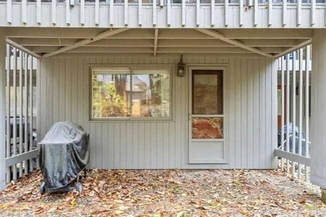 Building Photo - Large 2 Bed/2.5 Bath Condo | Private Back Deck | Washer and Dryer and More!