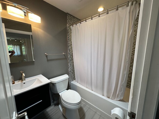 Building Photo - Beautiful Rollingwood Home
